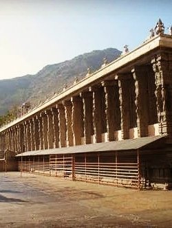 There's a Thousand Pillared Mandapam and a large tank on the left side. A gateway in the front which leads to the inner sanctum where Shiva Agni Linga is worshipped.Hymns about the deity of Arunachaleshwara here have been mentioned in the Thembakam scripts also.