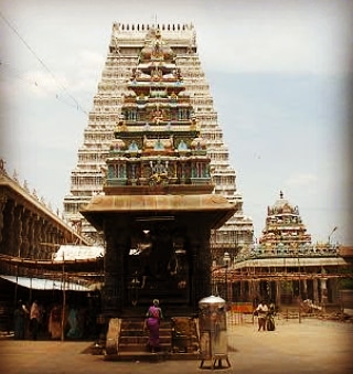 There's a Thousand Pillared Mandapam and a large tank on the left side. A gateway in the front which leads to the inner sanctum where Shiva Agni Linga is worshipped.Hymns about the deity of Arunachaleshwara here have been mentioned in the Thembakam scripts also.