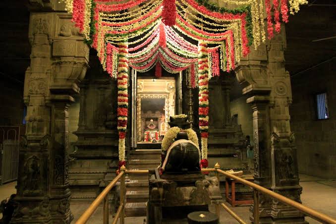 The Temple houses 8 lingams known as ashtalingam which are positioned at different locations facing different directions. They are arranged in an octagonal shape.These are:Indralingam,Agnilingam,Yamalingam,Niruthilingam, Varunalingam,Vayulingam,Kuberlingam, Esanyalingam.