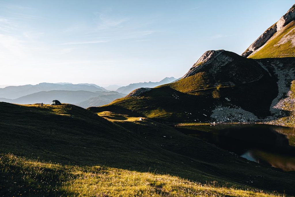 [ 🇫🇷 FRANCE ]
Rando-bivouac jusqu'au lac du Mont Charvin ⛺️avec en prime un splendide coucher de soleil sur le Mont Blanc ! Alors qui vient avec nous la prochaine fois ? 😉→ bit.ly/bivouac-lac-du… #CetÉtéJeVisiteLaFrance #SavoieMontBlanc #randonnée #microaventure #bivouac
