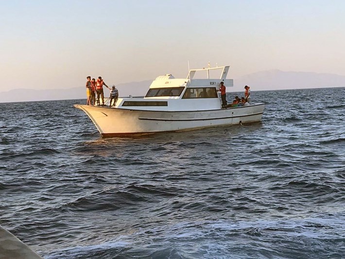 AfetPortali's tweet photo. Muğla’da iki ayrı sığınmacı olayında Yunan Sahil Güvenlik ekipleri tarafından Türk karasularına itilen toplam 83 sığınmacı kurtarıldı. 

Yunan Sahil Güvenlik ekiplerinin sığınmacıların telefonlarını ve paralarını gasp ettiği belirtildi. https://t.co/hUKQmhxPnf