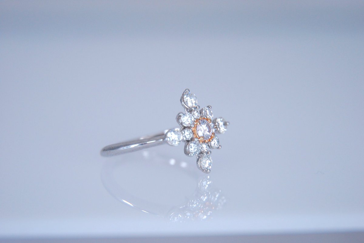 ryu___11111's tweet image. 鉱脈閉山決定!!
ますます希少価値が高まるピンクダイヤモンド
ダイヤ20万個の中で1個見つかる程度と言われるほど元々希少価値が高いピンクダイヤですが、今後さらに高まる傾向にあります。
#diamond #pinkdiamond  #colourDiamond #カラーダイヤ #贅沢  #宝石 #ジュエリー #jewelry #宝石好き