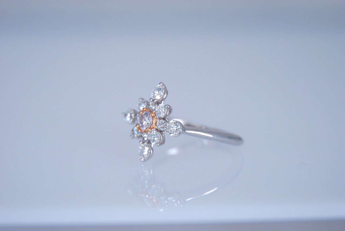 ryu___11111's tweet image. 鉱脈閉山決定!!
ますます希少価値が高まるピンクダイヤモンド
ダイヤ20万個の中で1個見つかる程度と言われるほど元々希少価値が高いピンクダイヤですが、今後さらに高まる傾向にあります。
#diamond #pinkdiamond  #colourDiamond #カラーダイヤ #贅沢  #宝石 #ジュエリー #jewelry #宝石好き