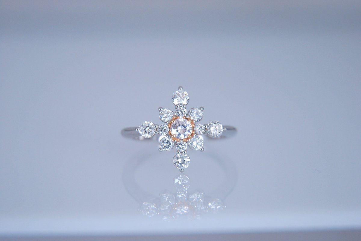 ryu___11111's tweet image. 鉱脈閉山決定!!
ますます希少価値が高まるピンクダイヤモンド
ダイヤ20万個の中で1個見つかる程度と言われるほど元々希少価値が高いピンクダイヤですが、今後さらに高まる傾向にあります。
#diamond #pinkdiamond  #colourDiamond #カラーダイヤ #贅沢  #宝石 #ジュエリー #jewelry #宝石好き