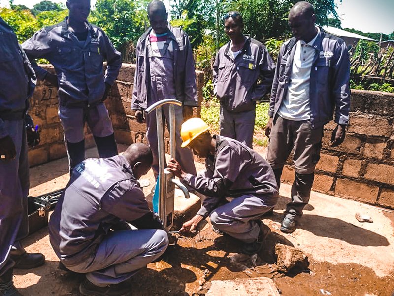 Uduma_Gestion's tweet photo. #FR_ #MALI – L’équipe des installateurs de notre partenaire malien #SEEBA se réunit autour de la 100ème #EPOMPE mise en place pour délivrer le #service de l’#eau #potable @Uduma_Gestion dans la région de #Bougouni. Ce service compte désormais +40 000 usagers sur ce territoire. https://t.co/LJEOYd0wqu
