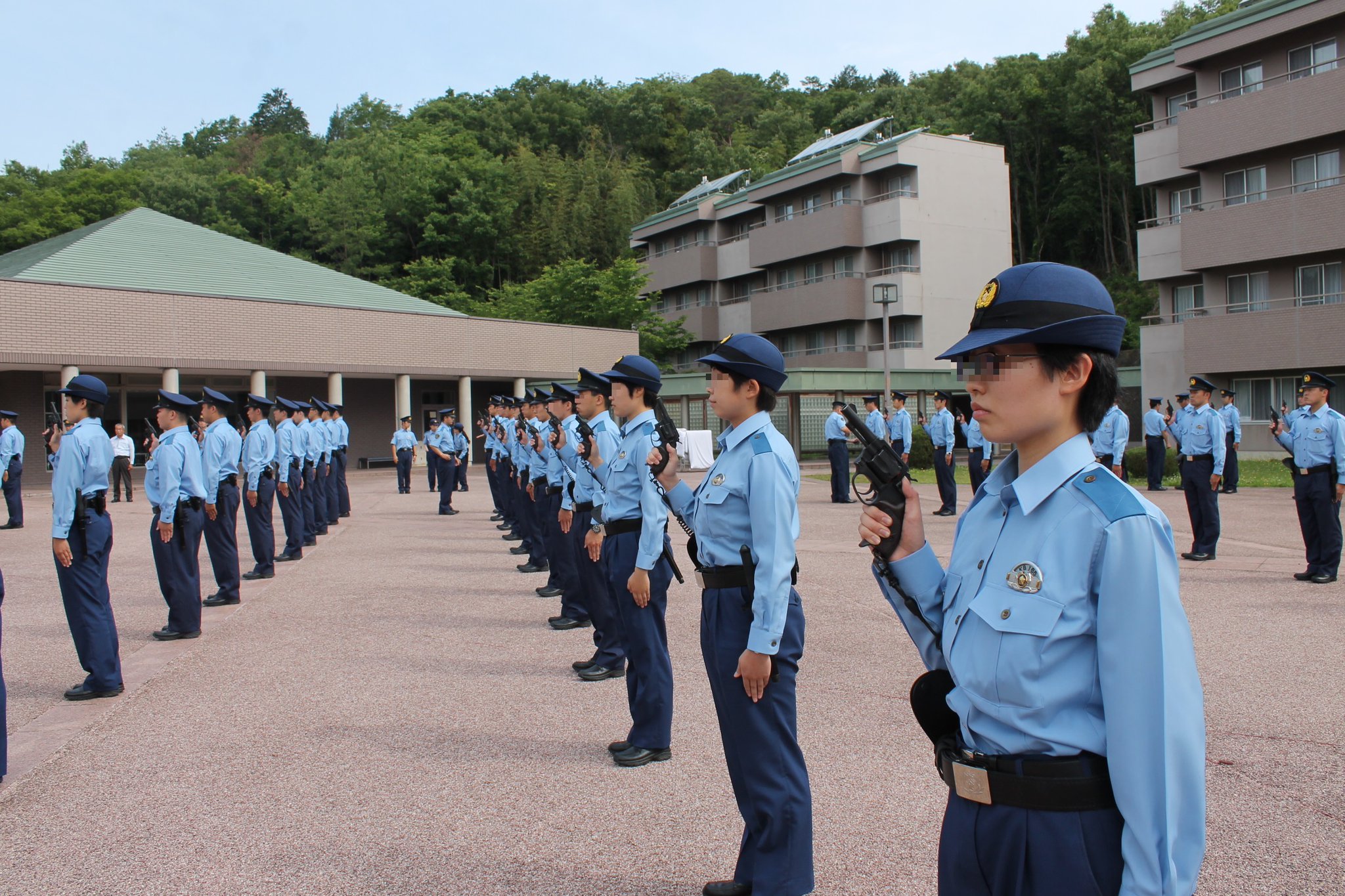岐阜県警察採用公式チャンネル 警察学校シリーズ 通常点検の様子です 整列し 警察手帳 警棒 手錠 警笛 拳銃を指揮官の号令に合わせ素早い動作で取り出します 拳銃の角度がそろっているか等 点検官が確認します 厳粛な点検礼式となりました 岐阜県警察採用公式チャンネル 警察学校シリーズ 通常点検の様子です 整列し 警察手帳 警棒 手錠 警笛 拳銃を指揮官の号令に合わせ素早い動作で取り出します 拳銃の角度がそろっているか等 点検官が確認します 厳粛な点検礼式となりました