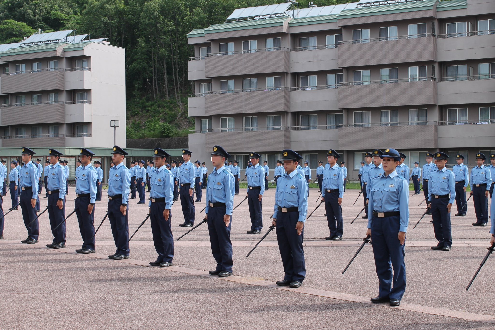 岐阜県警察採用公式チャンネル 警察学校シリーズ 通常点検の様子です 整列し 警察手帳 警棒 手錠 警笛 拳銃を指揮官の号令に合わせ素早い動作で取り出します 拳銃の角度がそろっているか等 点検官が確認します 岐阜県警察採用公式チャンネル 警察学校シリーズ 通常点検の様子です 整列し 警察手帳 警棒 手錠 警笛 拳銃を指揮官の号令に合わせ素早い動作で取り出します 拳銃の角度がそろっているか等 点検官が確認します