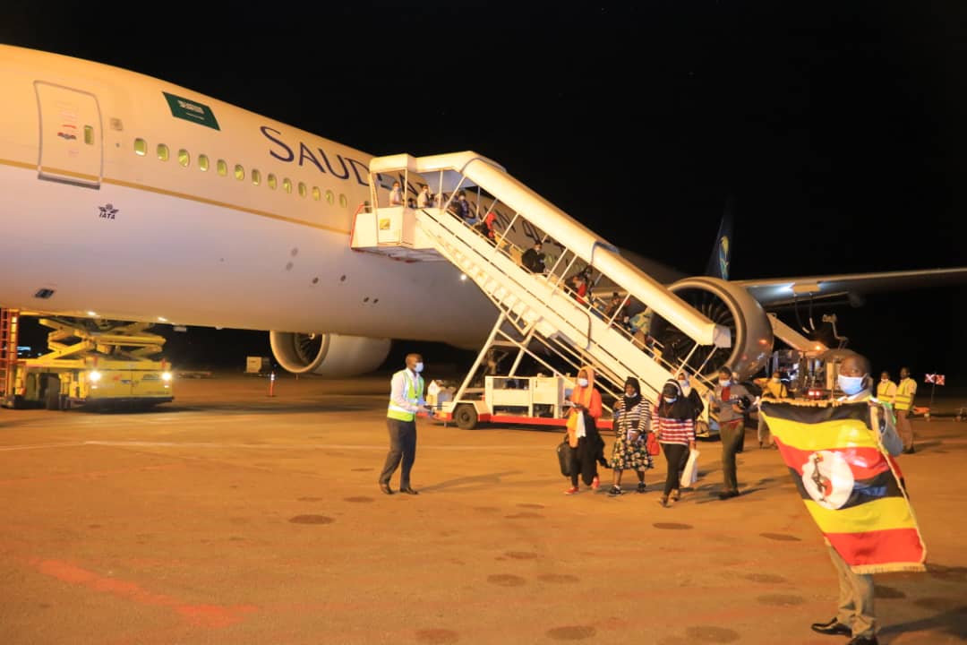 ChimpReports's tweet photo. Ugandan Embassy in Riyadh Repatriates Second Batch of Ugandans Stranded in Saudi Arabia
#ChimpReportsNews #UgandaNews #Uganda #Featured #Returnees #RepatriationUG @UgandaMFA @MinofHealthUG @MoWT_Uganda #StaySafeUG #Tonsemberera #WearAMask #COVID19 #News
https://t.co/PTfieq7RoB https://t.co/kVbfZkKW6Y