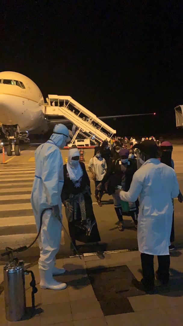 ChimpReports's tweet photo. Ugandan Embassy in Riyadh Repatriates Second Batch of Ugandans Stranded in Saudi Arabia
#ChimpReportsNews #UgandaNews #Uganda #Featured #Returnees #RepatriationUG @UgandaMFA @MinofHealthUG @MoWT_Uganda #StaySafeUG #Tonsemberera #WearAMask #COVID19 #News
https://t.co/PTfieq7RoB https://t.co/kVbfZkKW6Y