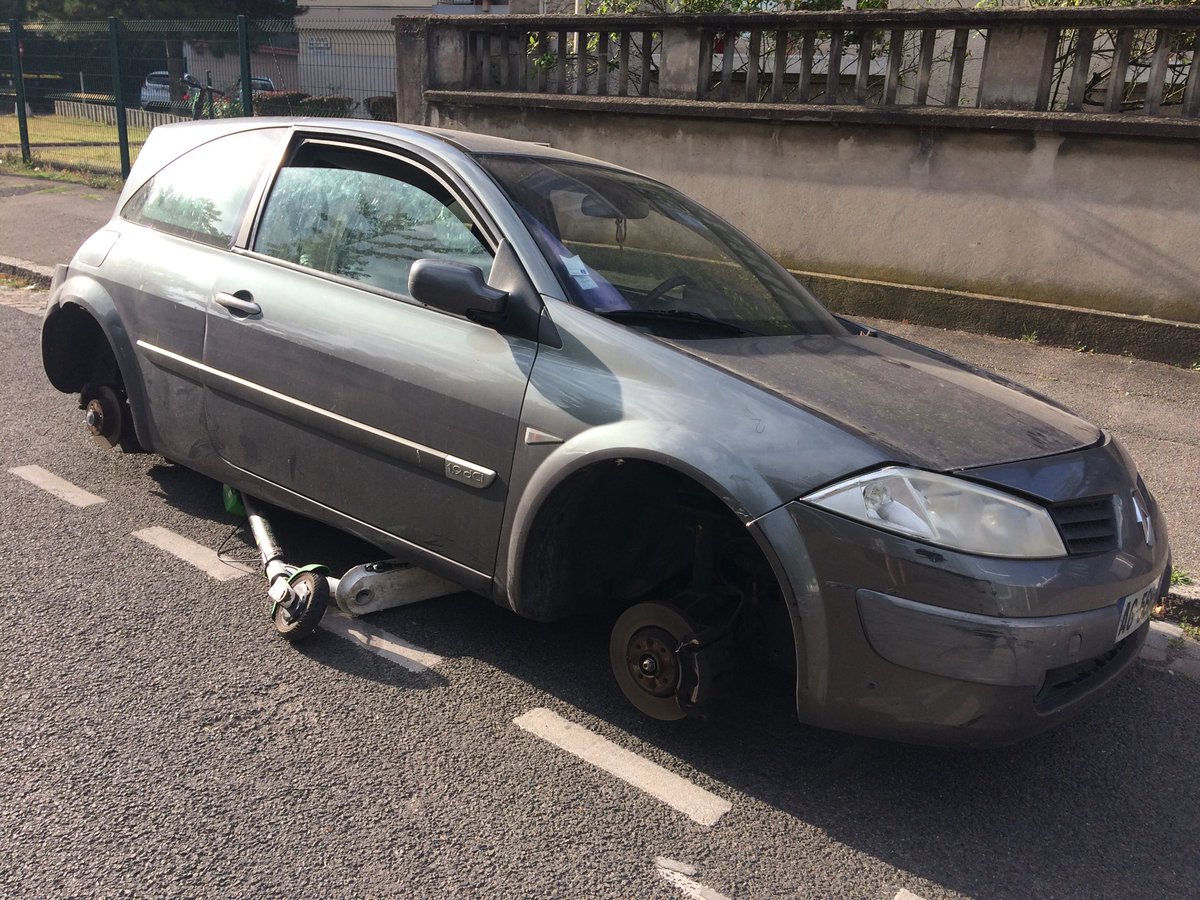 HappyGovday's tweet photo. Voiture désossée Lyon 8 Monplaisir quel bonheur de vivre à #Lyon ! ⁦@leprogreslyon⁩ ⁦@CCILYONMETRO⁩ ⁦@prefpolice⁩ https://t.co/Jji45qO2XS