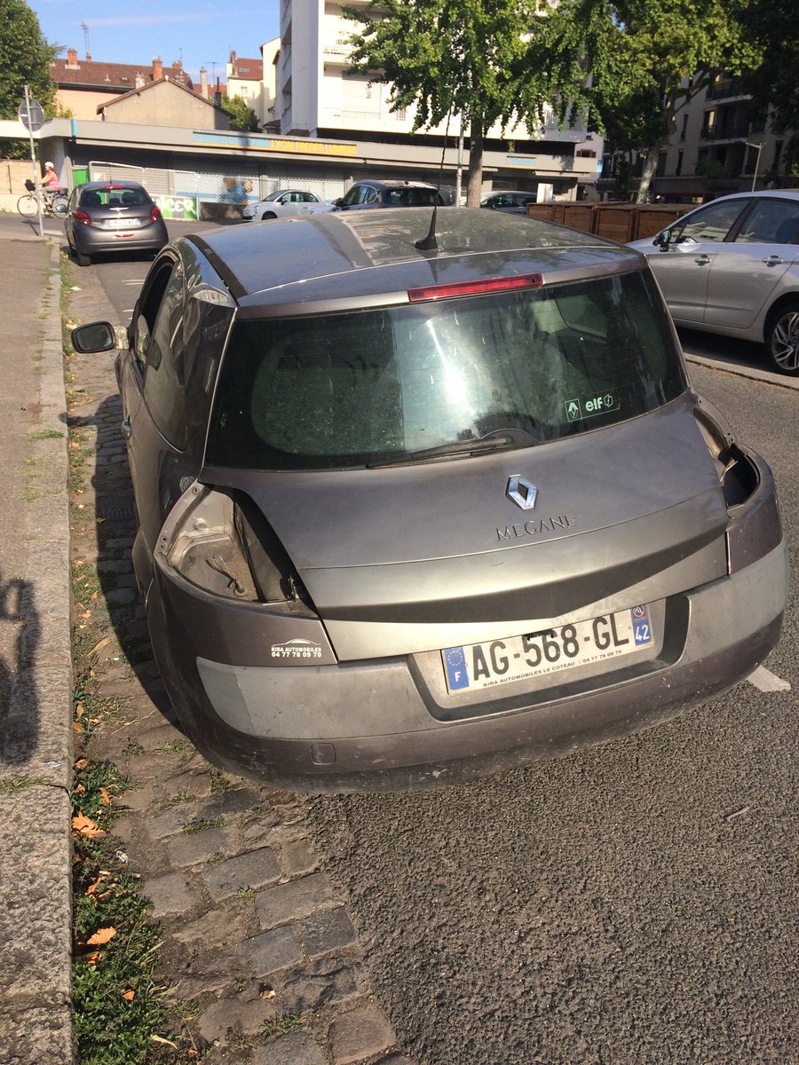 Voiture désossée Lyon 8 Monplaisir quel bonheur de vivre à #Lyon ! ⁦<a href="/leprogreslyon/">Le Progrès Lyon</a>⁩ ⁦<a href="/CCILYONMETRO/">CCI LYON METROPOLE</a>⁩ ⁦<a href="/prefpolice/">Préfecture de Police</a>⁩