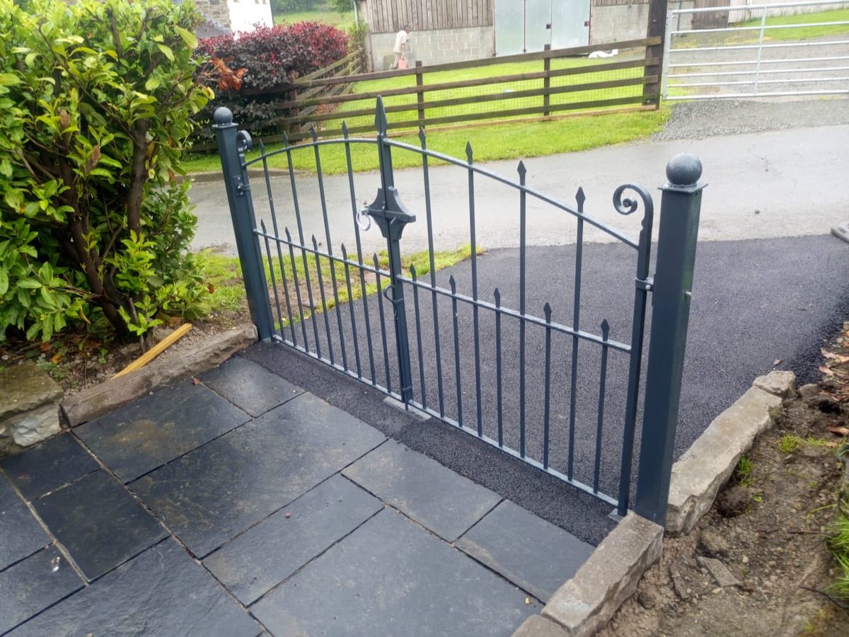 AWBMetalwork's tweet image. Gates, powder coated and installed 👍🏽 #blacksmithing #engineering #fabrication #handmade #gates #handmadeinherefordshire #powdercoating