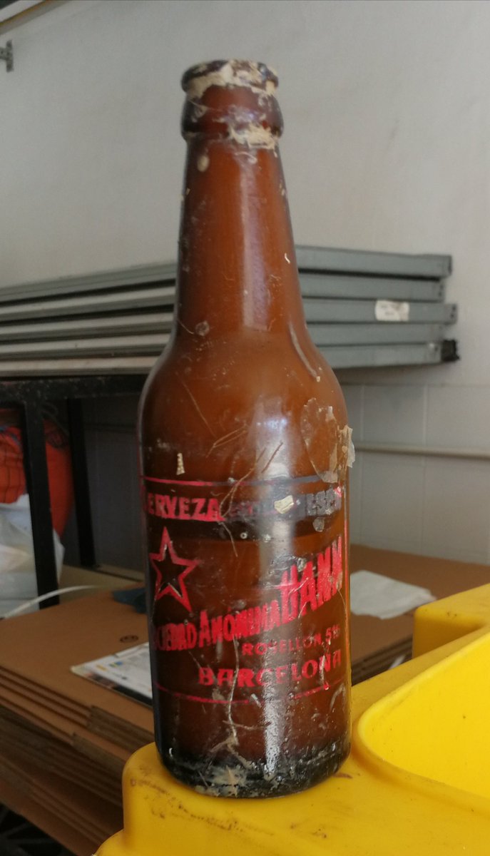 Vertidos_Cero's tweet photo. ¿Alguien nos puede ayudar a saber el año de comercialización de esta botella de cerveza?
La encontramos en los fondos de la zona de Gandía tras ser retirada por los buques de arrastre de su Cofradía que forman parte del proyecto #RepescaPlas 3 que apoya la @FBiodiversidad. https://t.co/SezzDNoHno