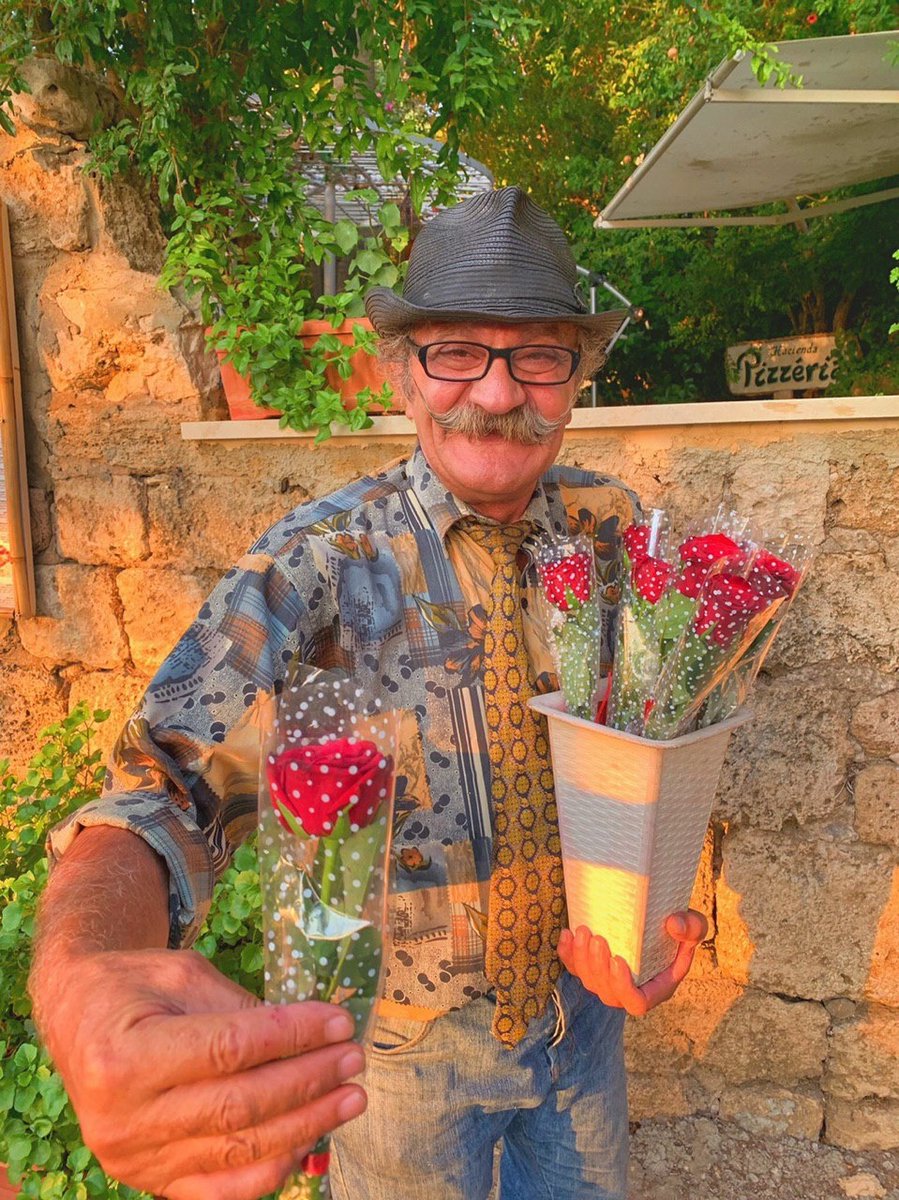 mouaared's tweet photo. بائع الورد بشوارع بيروت♥️ https://t.co/VHjE1sIfR2