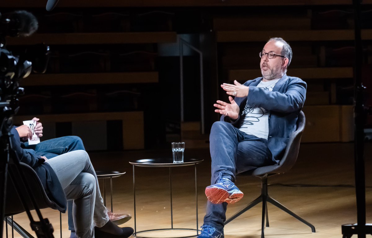 WagnerFestival's tweet photo. Der @Komische_Oper-Intendant Barrie Kosky hat 2017 auf dem Hügel Begeisterungsstürme mit seiner #BFmeistersinger-Inszenierung ausgelöst, die Wagners Antisemitismus thematisiert. Ein Jahr danach sagt er in der @NZZMusik: „Es tut Menschen nicht gut, wenn sie zu viel Wagner hören.“ https://t.co/oI87KOsDzN