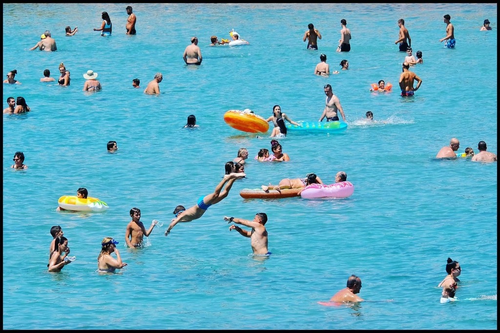 auma2's tweet photo. #Greece #sea #beach #crowd #holidays #water #booeys #coronavirus #covid_19 #summer2020 https://t.co/QK8iIEBSGN https://t.co/RdT4zbt8S7
