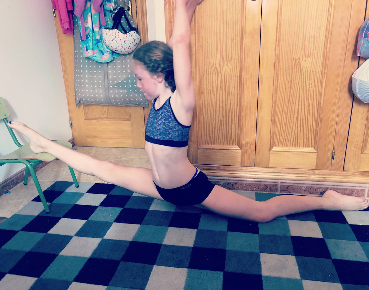 imogen_jai's tweet image. Flat Splitz Off The Chair.Hard Work Is Paying Off 💪🏻 How Red Is My Face🥵
#wednesdayvibes #splitz 
#contortion #yoga #alwaystraining #keepdancing #denia #javea #spain #photooftheday #hatersgonnahate 
#ballet
#willnotstop #lovedance #danceislife #tinydancer #bigdreams #strength