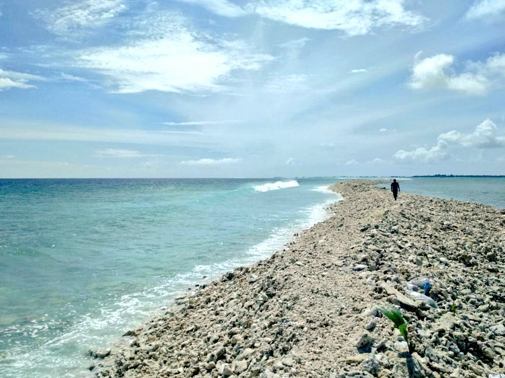 najahmasoo's tweet photo. After the surges or "udha" that occurred few weeks back, locals of Hulhumeedhoo discovered a newly formed island near Ismahelahera, Addu. These type of islands are known as "Huraagandu". Locals estimate the length of the newly formed huraagandu to be a kilometer https://t.co/qGCecceFLY