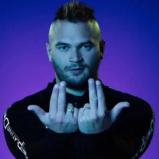 Moqué pour ses fautes d'orthographe, le rappeur JuL riposte et estime être "un grand non" de la chanson française