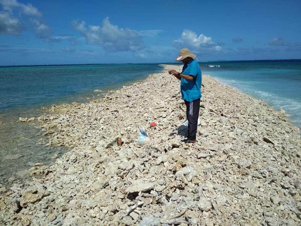 najahmasoo's tweet photo. After the surges or "udha" that occurred few weeks back, locals of Hulhumeedhoo discovered a newly formed island near Ismahelahera, Addu. These type of islands are known as "Huraagandu". Locals estimate the length of the newly formed huraagandu to be a kilometer https://t.co/qGCecceFLY