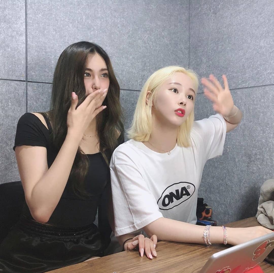 Everglow_India's tweet photo. [Aisha and Mia Instagram Update]

[#샤먀] 비가 오는 날 샤먀가 또 찾아올게요☔🌧

Eng Trans:
200729 | Aisha &amp; Mia IG update

[#ShaMia] ShaMia will be back on another rainy day☔🌧

Credits: @YOOR1M for Eng translation
.
.
#EVERGLOW #에버글로우 #Mia #Aisha https://t.co/8t960fFxw9