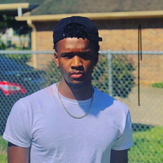 3jonesloves's tweet photo. My Guy on his way back to Kansas        👑💪🏾👨🏽‍🎓🏀#sophomoreyear  @g0dsgift2 @tybailey0405 @the_jacejones https://t.co/8eYFhCtsVF