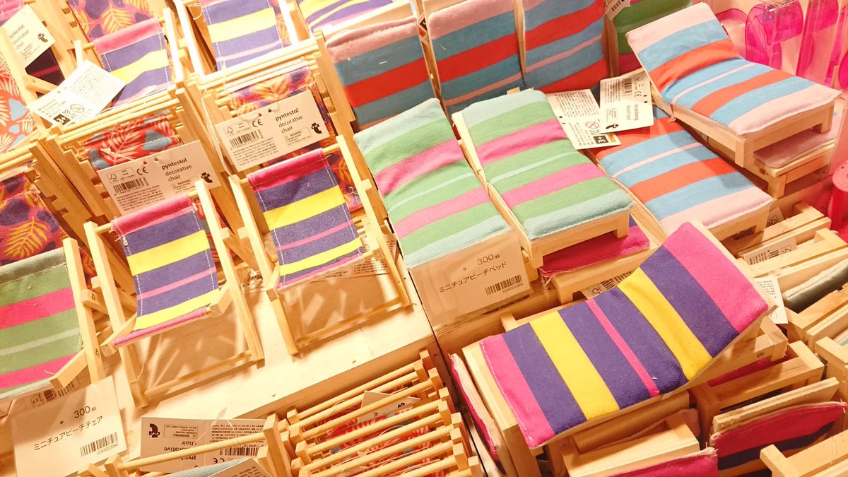 いろいろなかわいい雑貨が置いてあるフライングタイガー。かわいいミニチュア用のベッドなども。