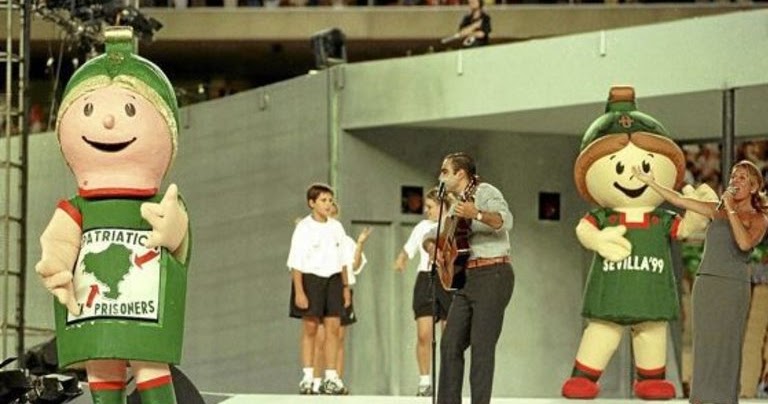 #GaurkoEgunez 1999an
giraldillen ekintza egin zuten Munduko Atletismo Txapelketaren inaugurazioan. 

Presoekin Solidarioak taldeko bi ekintzaile igo ziren agertokira. Harmailetatik beste talde bat zintzilikatu zen eta batzuk nazioarteko prentsari komunikatua banatu zioten