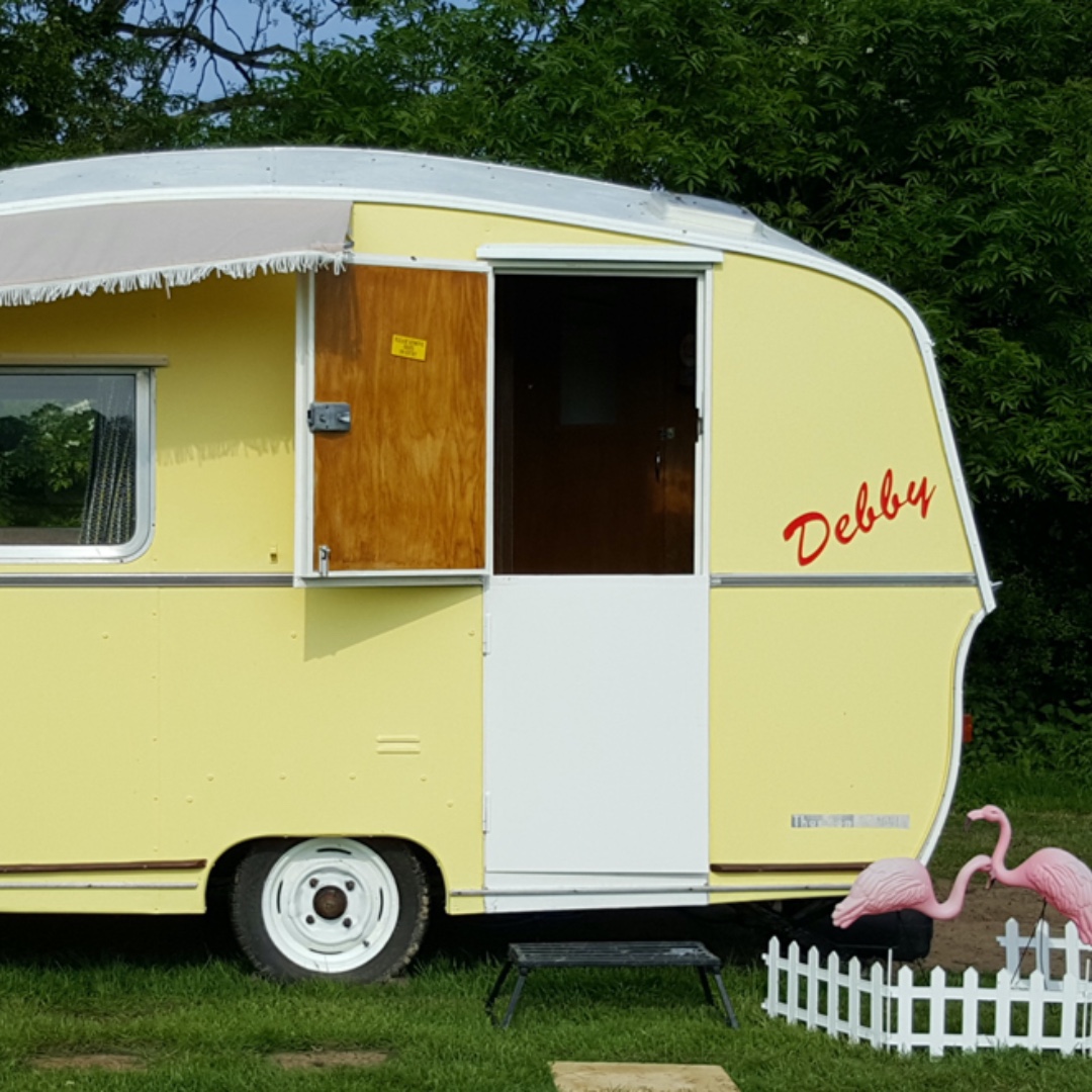 Our diddy vintage caravan Debby is available this weekend - only forty 🦑per night! Sleeps two #billybargain Book Online 
ow.ly/lOKl50AL7BX
#vintagevacations #theuksoriginalairstreamholidays #isleofwight  #vintagecaravan