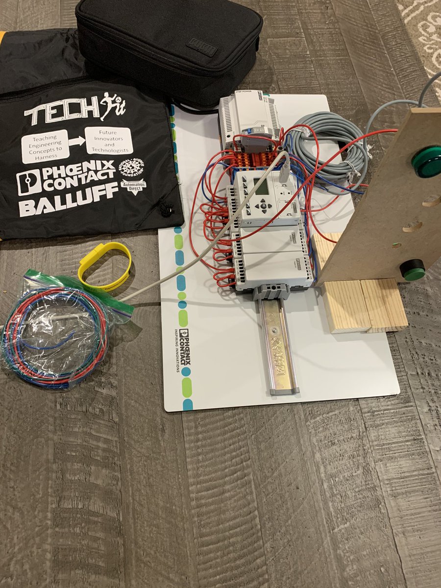 Starting to program our exergame <a href="/GoTECHFIT/">TECHFIT</a> #TECHFIT2020 <a href="/OMSSTEM/">OMS STEM</a>