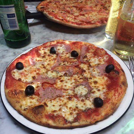 Pizza ExpressLa Reine - 898 caloriesVeneziana - 938 caloriesSloppy Giuseppe - 897 calories