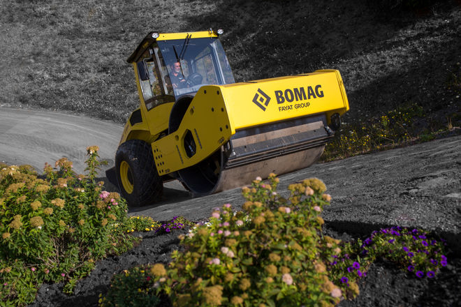 CemaMaquinaria's tweet photo. Es vibrante compactar con BOMAG ☺️
#cemateam #cemamaquinaria #cema #bomag #maquinariapesada #maquinariaconstrucción #compactar #compactacion https://t.co/5AdvY0NVGP