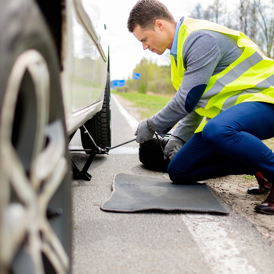 машина техпомощи на дороге. автопомощь дорожный помощник. нужна автопомощь. машина помощь на дороге. техпомощь на дороге.