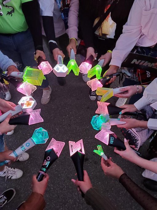 SuperM_IR's tweet photo. Look at these beautiful picture😍

We are SuperM🤟🏻

#300DaysWithSuperM 
#슈퍼엠_데뷔_300일_축하해 https://t.co/0T1Y9j2r2J
