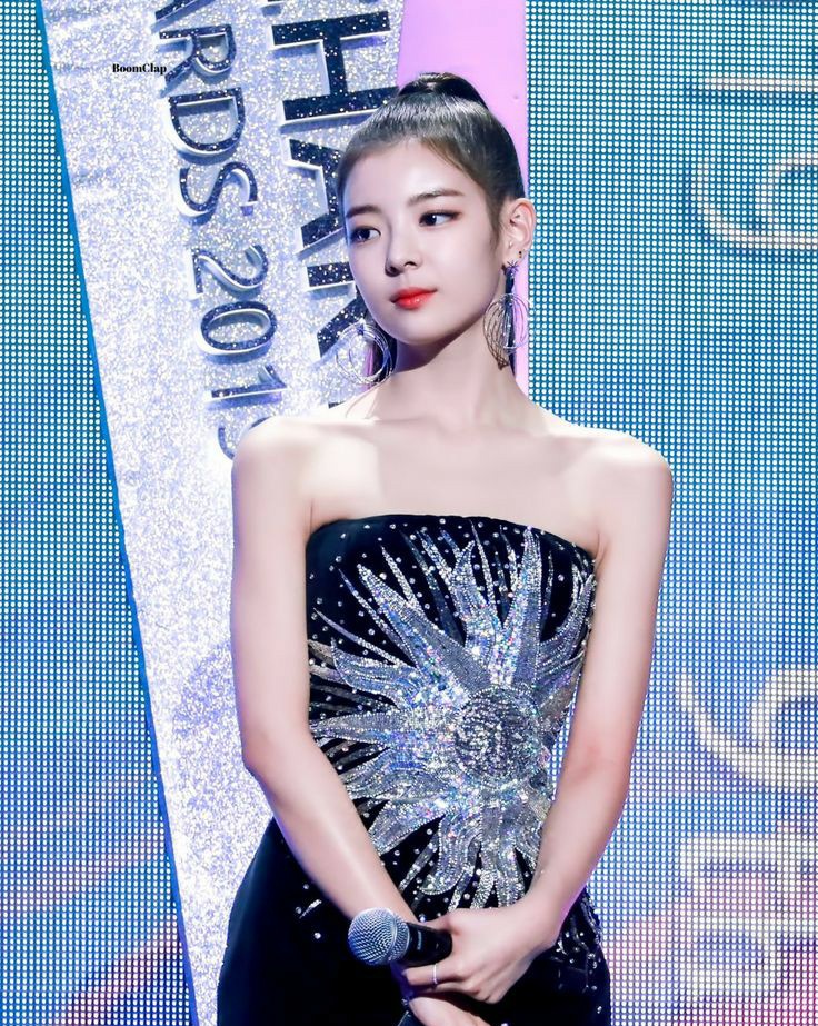 yourkeiraskye's tweet photo. – ayaw ngumiti ng kasama ko hmph.
#LAOPENING
#DAY2_REDCARPET https://t.co/5OBewziBwM