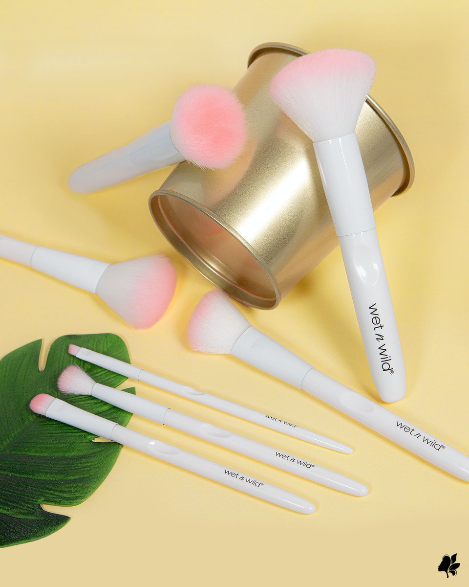maquillalia's tweet photo. El set de brochas Essential Brush Bundle de #wetnwild no puede ser más cuqui, y además lo tenemos de rebajas! 😱 Un set súper completo para que crees el look perfecto ¿A que esperas para hacerte con el tuyo? 😎  
#setdebrochas #maquirebajas #maquichollos 
https://t.co/evpy7erMA0 https://t.co/9vryXRtliP