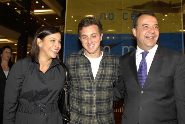 classiconerd's tweet photo. Estou feliz com apoio de Luciano Huck ao Felipe Neto. Já viram do destino de cada pessoa com quem ele tirou foto ou apoiou de alguma forma? #TodosContraLucianoHuck https://t.co/T54VmJh367