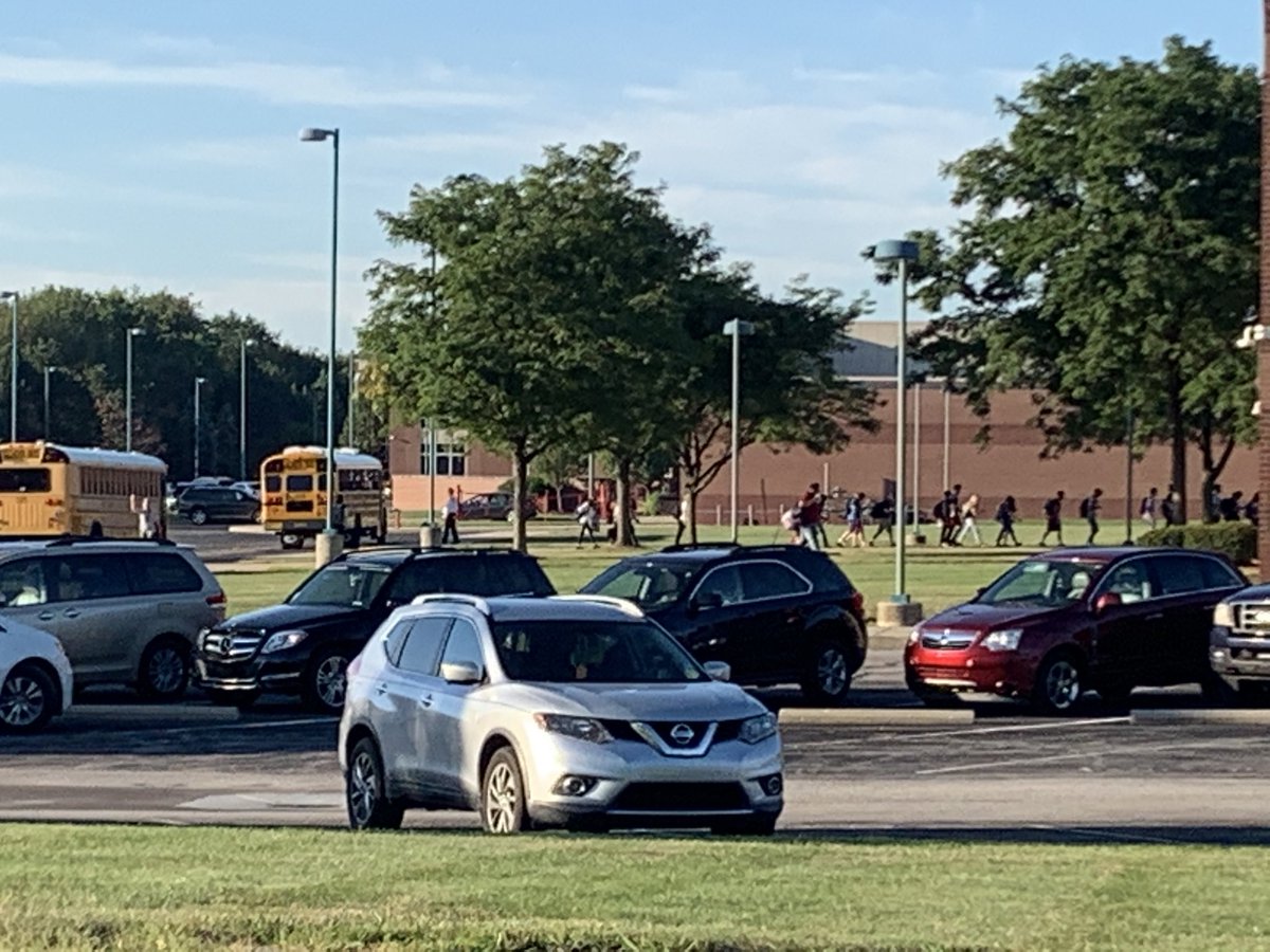 breilly1960's tweet photo. Avon HS starts this morning. Everyone with their masks on. ⁦@WTHRcom⁩ https://t.co/3CCW0wdy9z