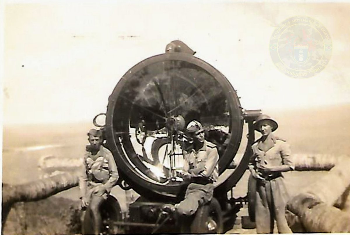 artdecosta's tweet photo. Vet Art Sgt° Napoleão IN MEMORIAM ao Centro sentado em uma das baterias equipadas com projetores antiaéreos 60” SPERRY M1939.

No museu Conde de Linhares em São Cristóvão RJ existe um desse exemplar.... https://t.co/Sm0hrtVaWO