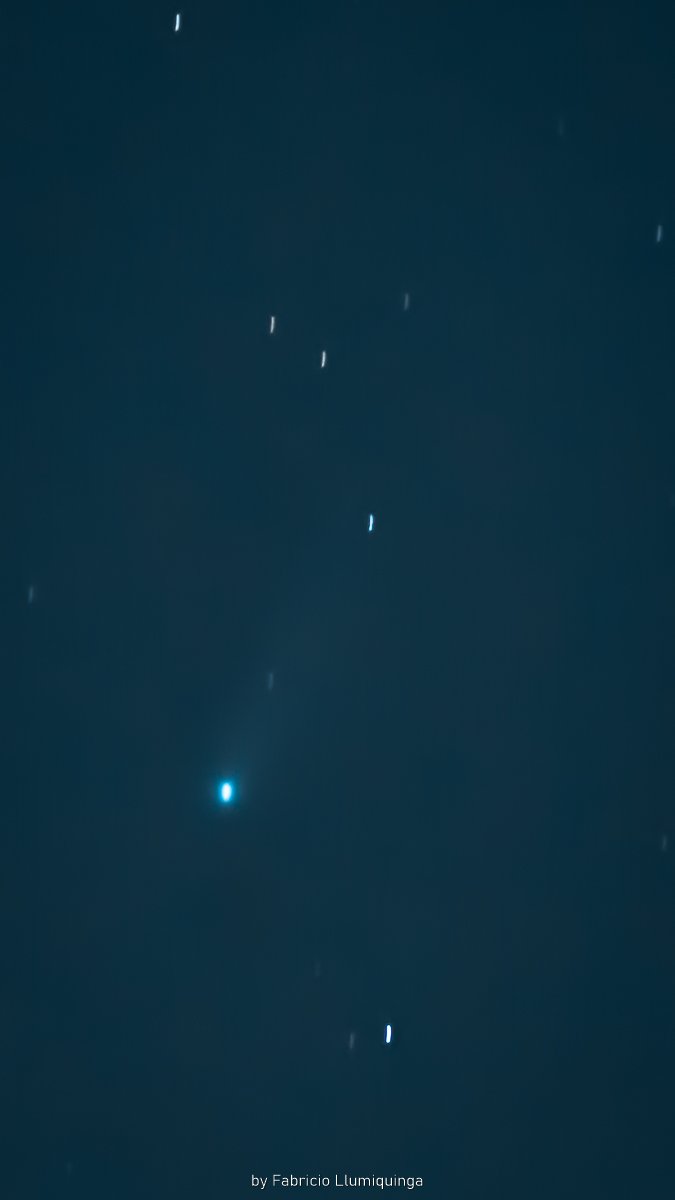 elckyn775's tweet photo. Paso del cometa #NEOWISE visto desde la ciudad de #Quito. 🤗. #quedatencasa. https://t.co/9hpnL9dKgI