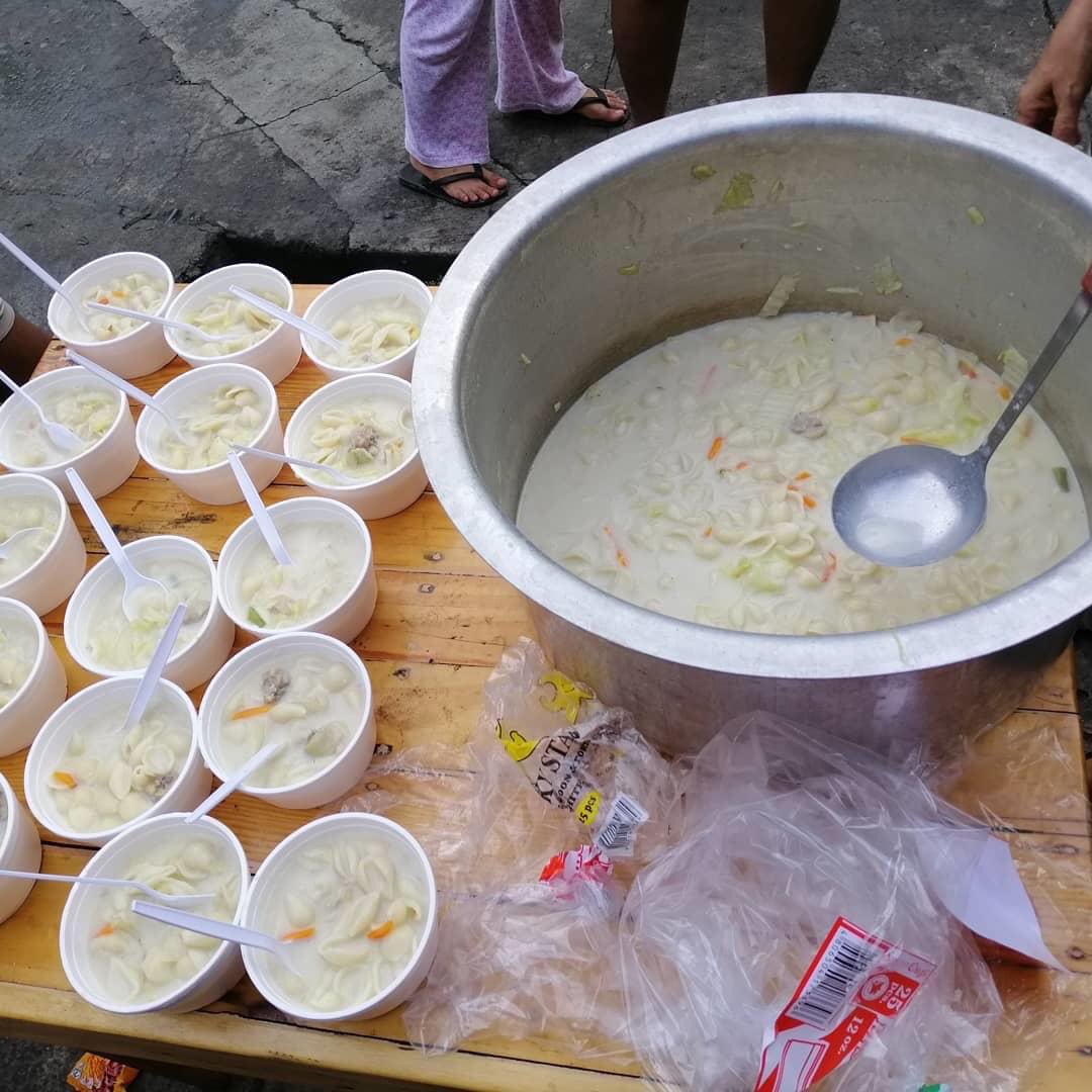 ProjectHAMAK's tweet photo. Maraming salamat po kay Ms. Roi Galfo sa pag volunteer na mag bigay ng Sopas para sa mga Fire Victims na nasa Jacinto St. Taos puso po ang aming pasasalamat sainyo pagpalain po kayo! #BangonJacinto #ProjectHAMAKwithFierceLady https://t.co/ll5Hg1f1oG