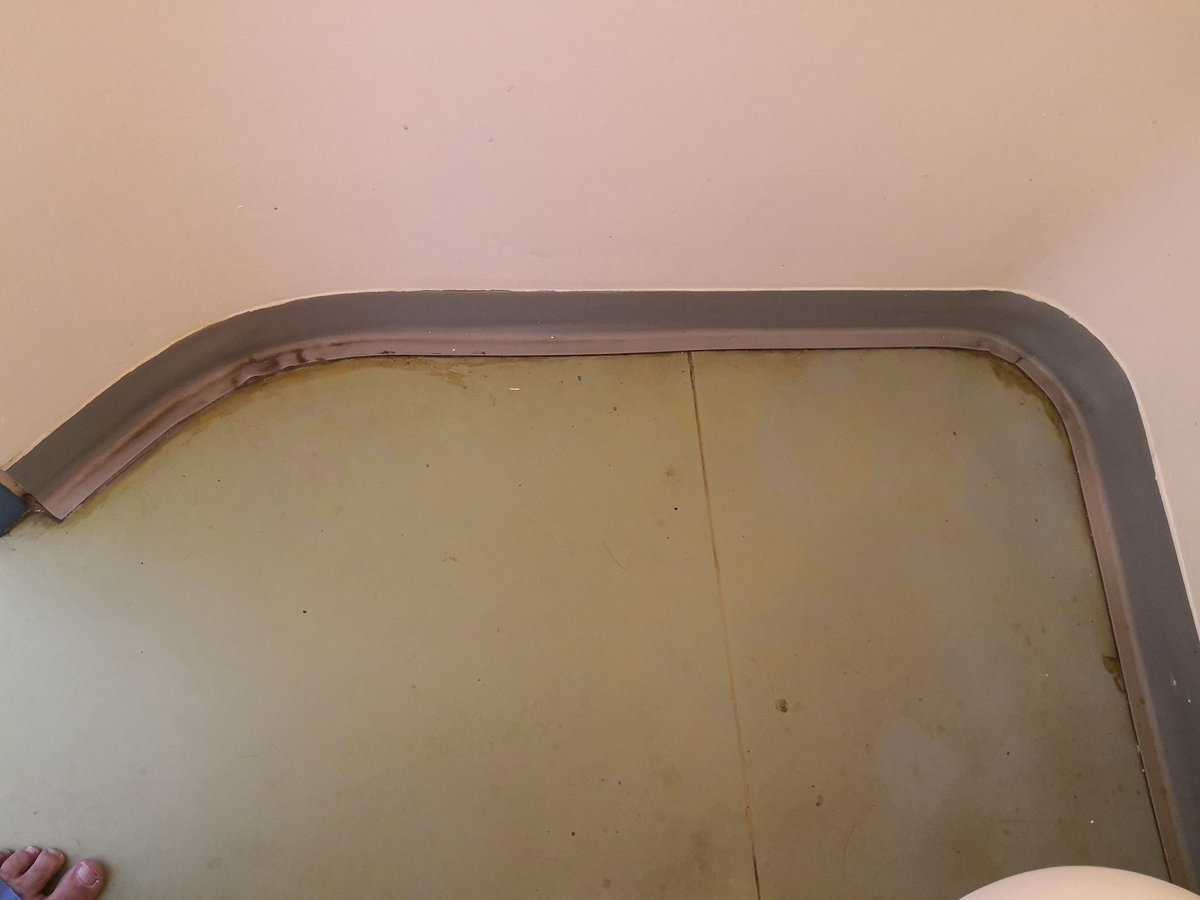 ErinaceusFrance's tweet photo. Hello @CHLeMans vous trouvez normal l'hygiène dans l'unité 64 et 52 ? Pas de ménage dans la chambre, pas de changement des draps, en une semaine j'ai vu un interne 10 min, communication défaillante ou erronée. Je suis parti car j'avais peur pour ma vie chez vous. On discute ? https://t.co/xbjcP67Cqq