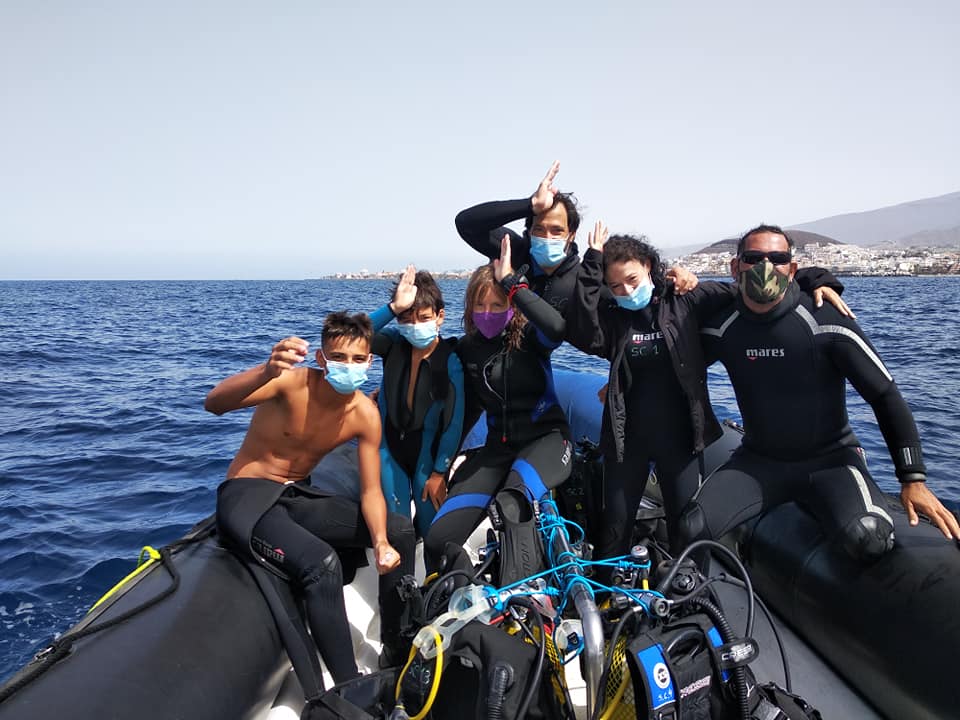 Hoy nos despedimos de esta fantástica familia tras terminar su curso de Open water <a href="/PADI/">PADI</a> 
 Un verdadero placer haber compartido con vosotros estos días y muchas gracias por confiar en nosotros!! 😃😃😃Nos vemos pronto!!😉 #buceo #Tenerife