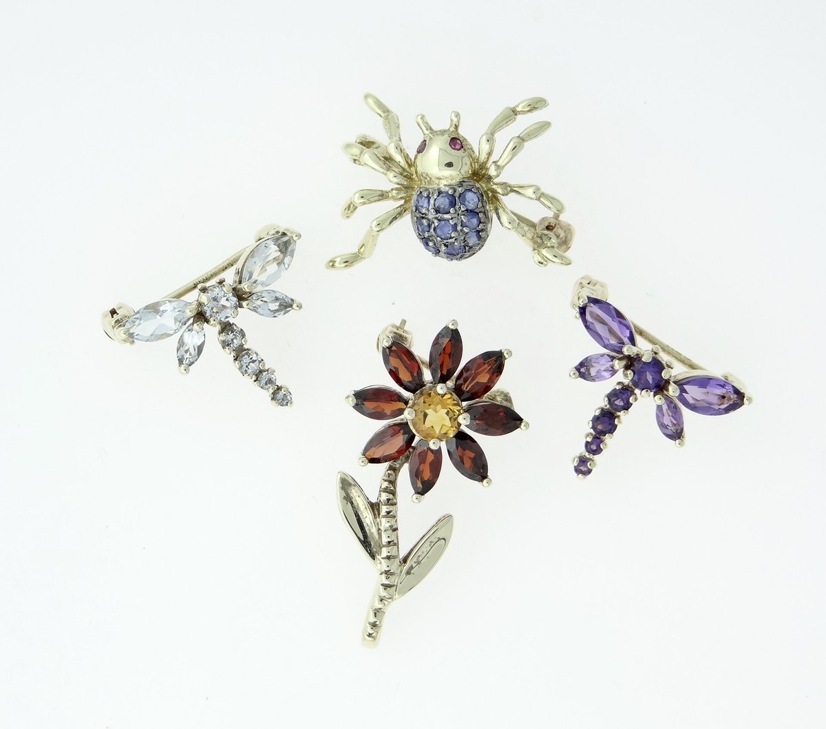 TPowellJeweller's tweet photo. Insects love flowers. These beautiful 9ct gold insect brooches have found a 9ct gold garnet flower brooch🌺 #insectbrooch #insectjewellery #flowerbrooch #Stockport @merseyway #independentbusiness #SmallBusinessUK #PromoteStockport https://t.co/lQR4CQRTE3