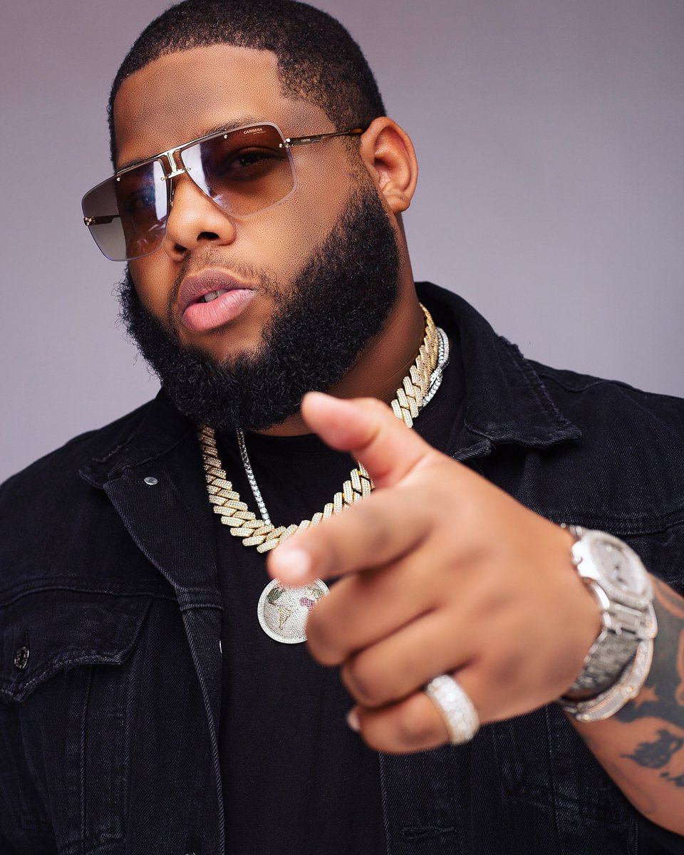 CillaCurlcy's tweet photo. How @DBLACKGH  will be dishing out sneakers ..... #TeamDBlack #StubbornBoys . https://t.co/yFeaduirm9