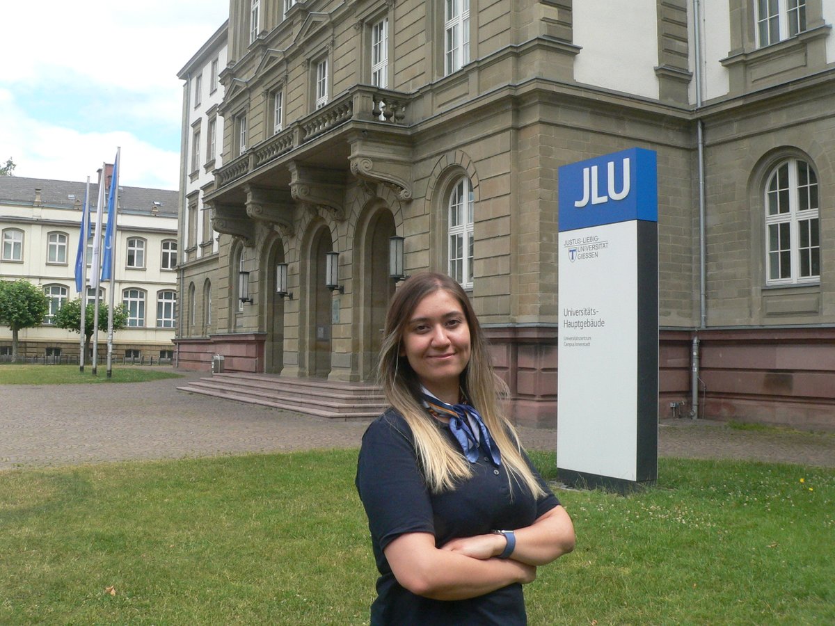 YasarUniv's tweet photo. Yaşar Üniversitesi Mezun Hikayeleri Müge Çavdan 

2016 Psikoloji mezunu Müge Çavdan, bölümünü birincilikle bitirmesinin ardından Yüksek Lisans eğitimine Yaşar Üniversitesi’nde başladı.

Detaylar -> https://t.co/LQsjGTkLXB https://t.co/Lp2yDpYh82