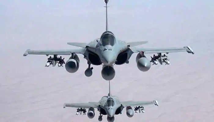 atulchavan's tweet photo. Welcome Rafale fighter aircraft💐💐
#IndianAirForce #RafaleInIndia #Rafale #zeenews #aajtak https://t.co/B2jHY3DfHa