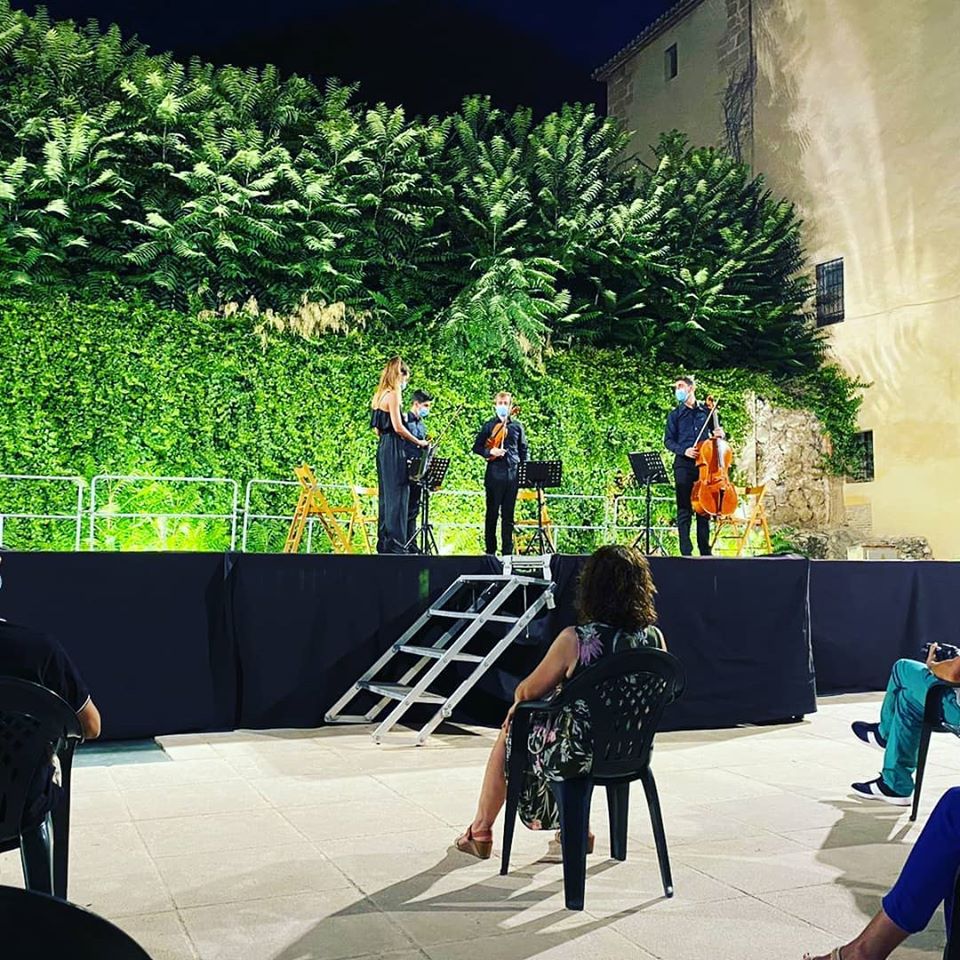 culturaenlaUA's tweet photo. El darrer dilluns 27 de juliol, el Quartet de Corda de la @OrqFilUA va tornar als concerts en directe, participant en el #SentMe #Cocentaina en un lloc tan especial com el Palau Comtal https://t.co/uWaiBdEuwl