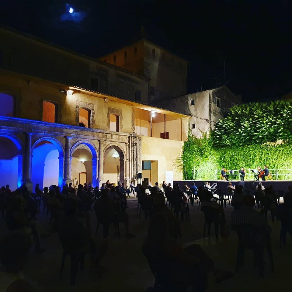 culturaenlaUA's tweet photo. El darrer dilluns 27 de juliol, el Quartet de Corda de la @OrqFilUA va tornar als concerts en directe, participant en el #SentMe #Cocentaina en un lloc tan especial com el Palau Comtal https://t.co/uWaiBdEuwl