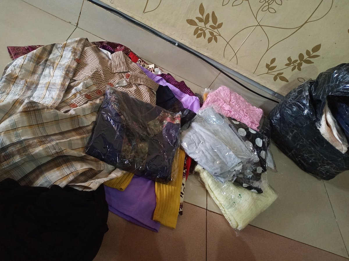 RizmaSimbolon's tweet photo. Penipuan bisnis online lagi nih.. Aku pesan baju2 dari #OLX sebanyak 36 pcs aku capture, lalu dikirimnya 36 pcs baju2 aneh yg gak pernah aku pesan alasannya kehabisan stok?? Situ waras?? https://t.co/uvMgBJ3V7C